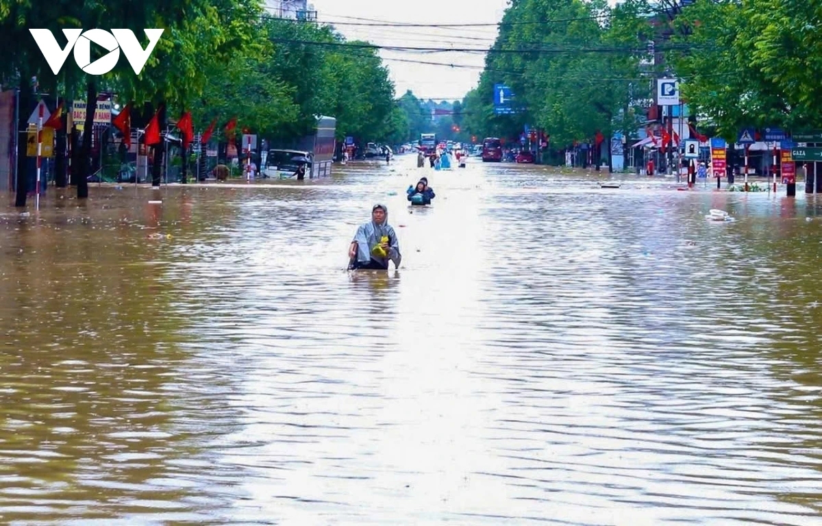 Floodwaters rise rapidly, threatening communities in Northern Vietnam